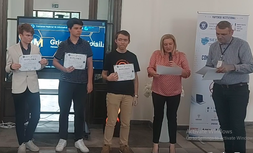 Poza de grup comisie și premianți