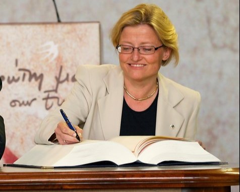 Anna Lindh signing an EU treaty as Sweden's Foreign Minister, welcoming ten new EU members, 2003