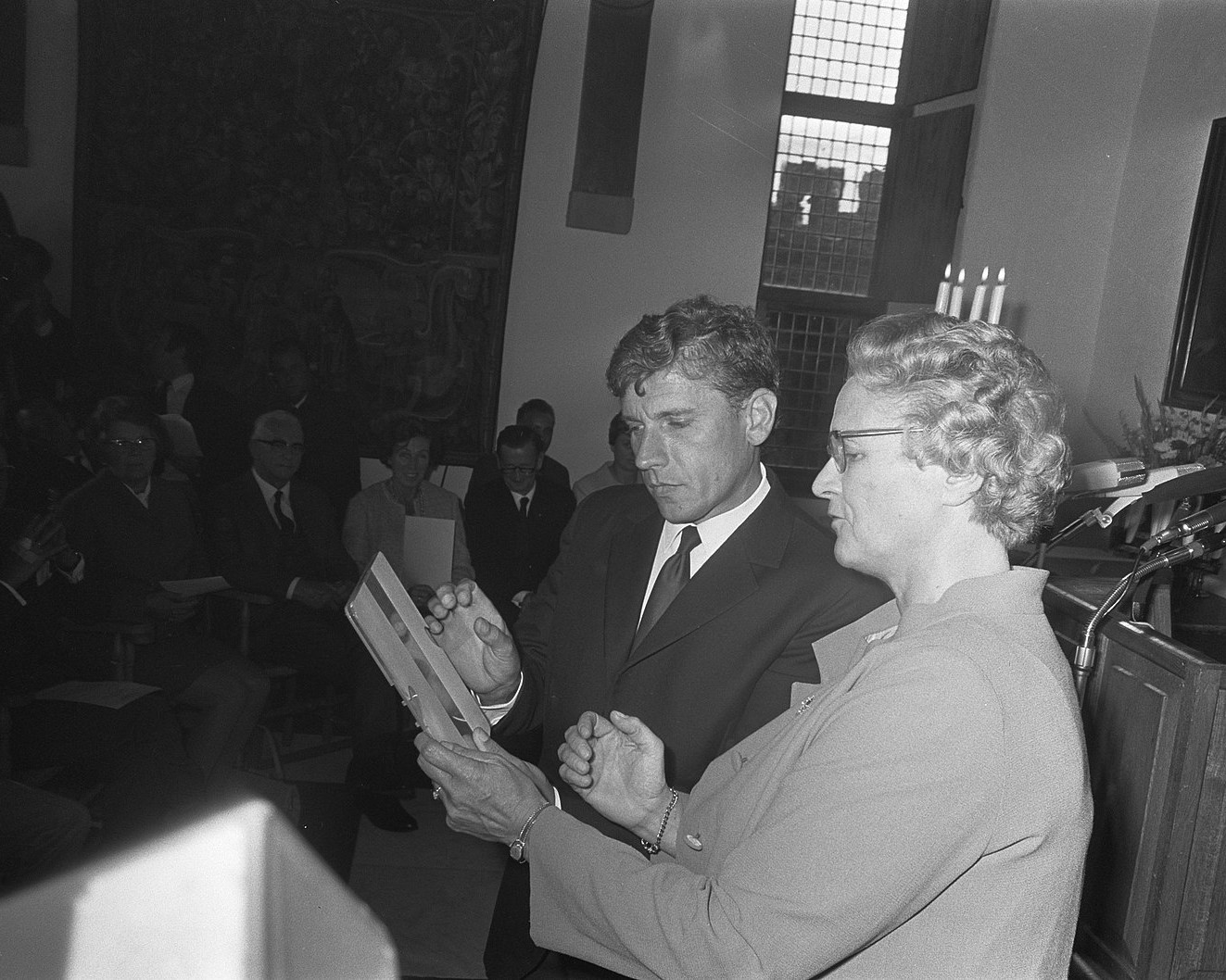 Klompé presents the State Prize for Literature, the P.C. Hooft Prize, 1968