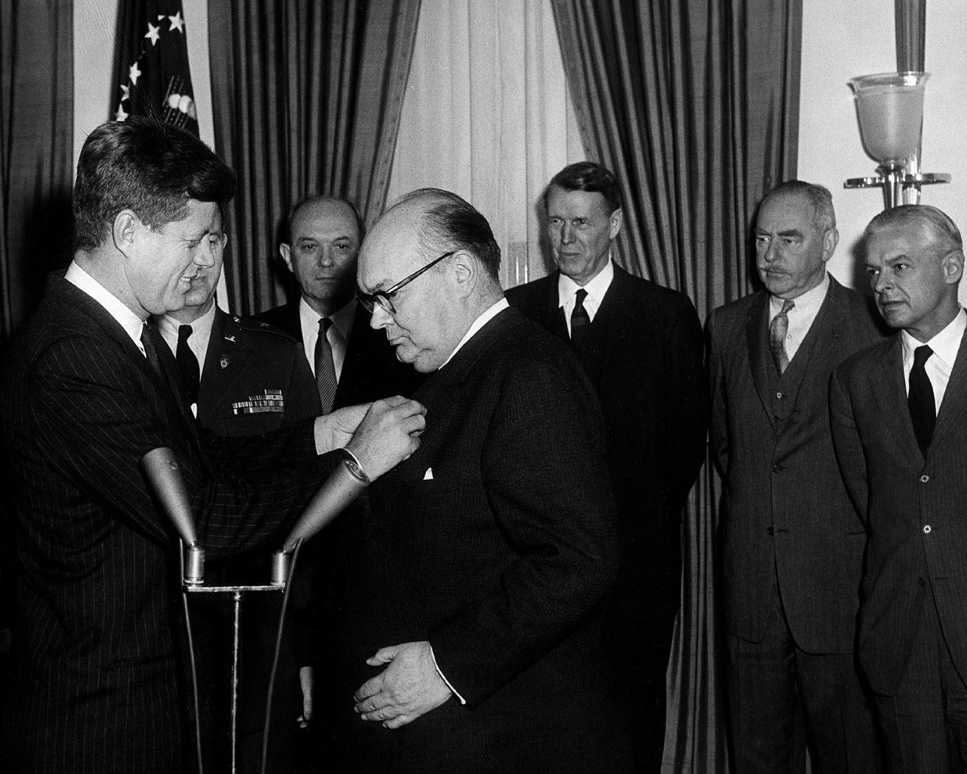 Paul-Henri Spaak receives the Medal of Freedom (1945) from President John F. Kennedy, 1961