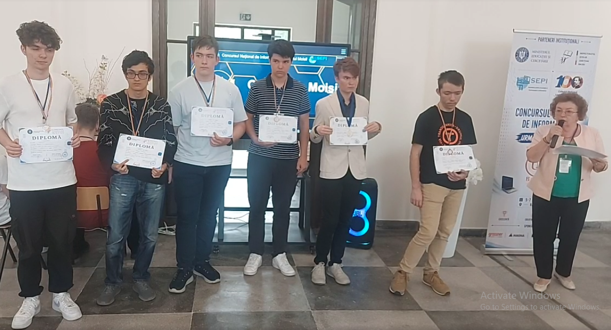 Poza de grup comisie și premianți